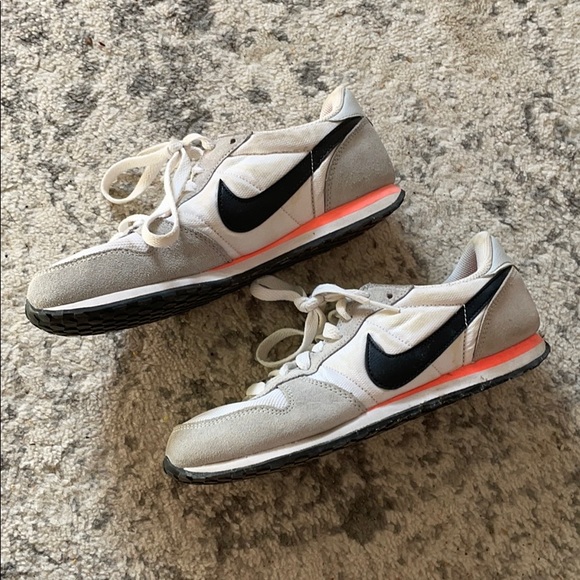 Nike Shoes - SALE Retro Nike Tennis Shoe